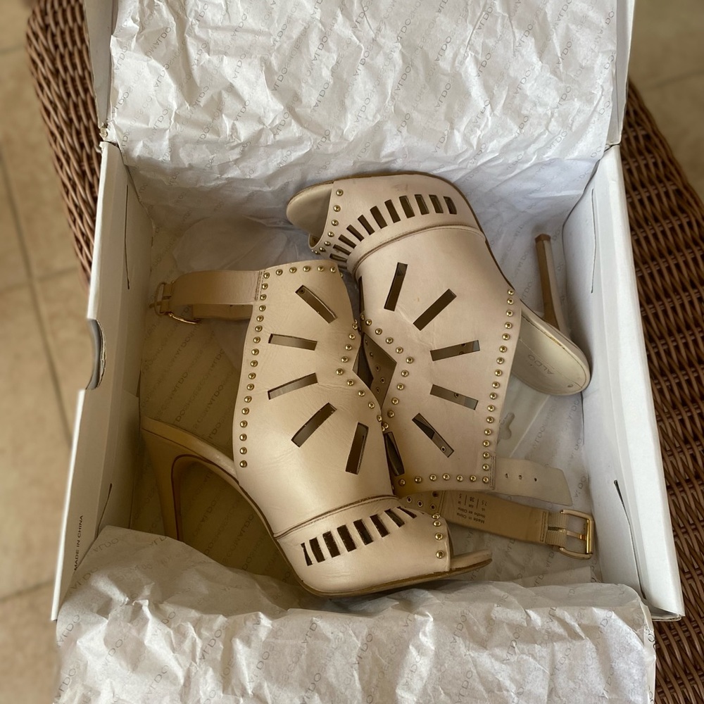 Cut- out heels, beige with gold accents.